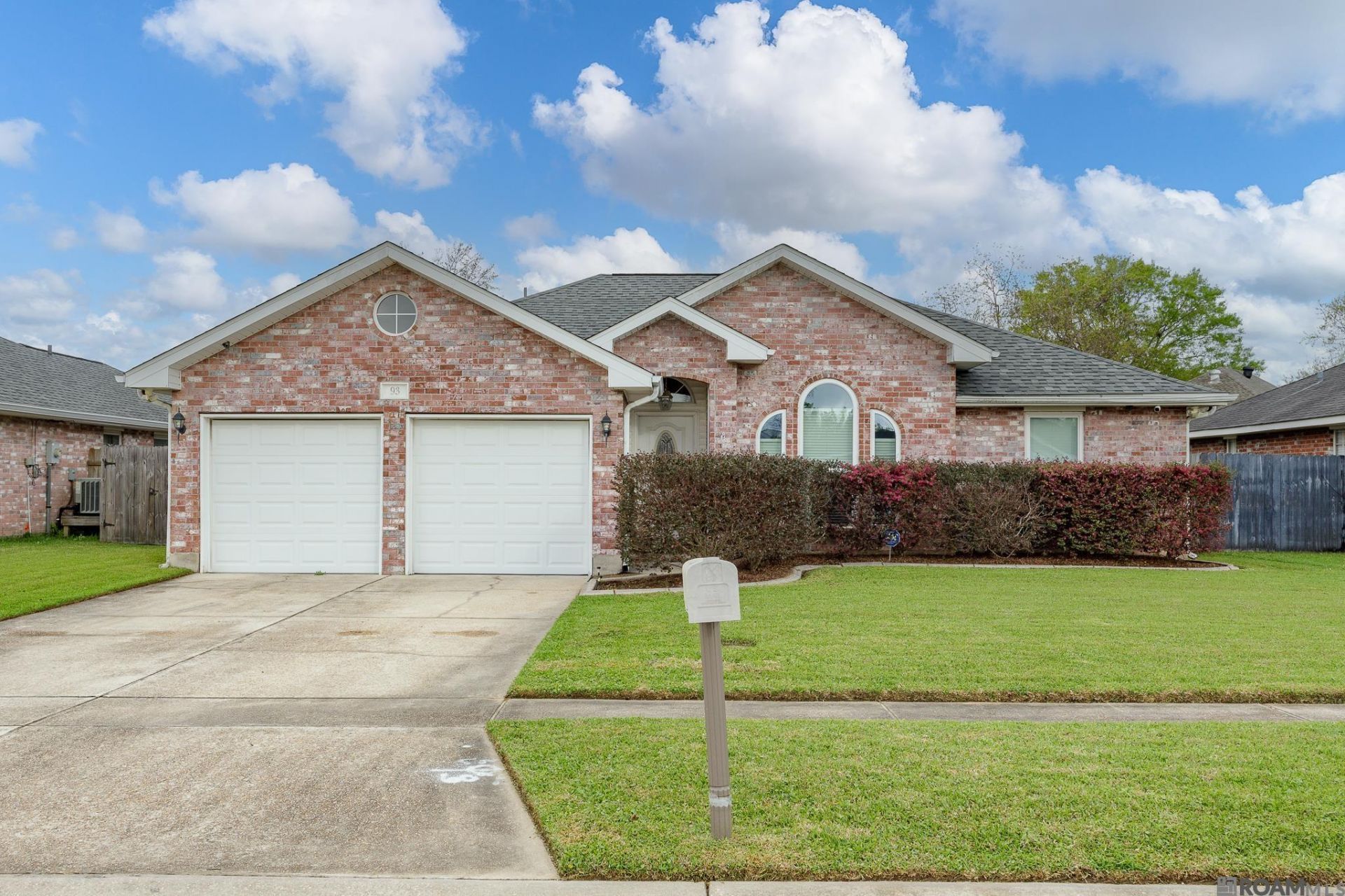93 Moss Dr, Laplace, LA 70068 Main Photo