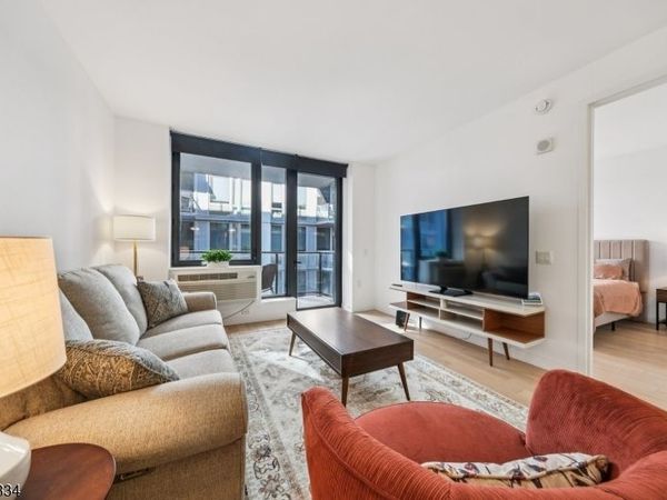 160 1St St, Jersey, NJ 07302