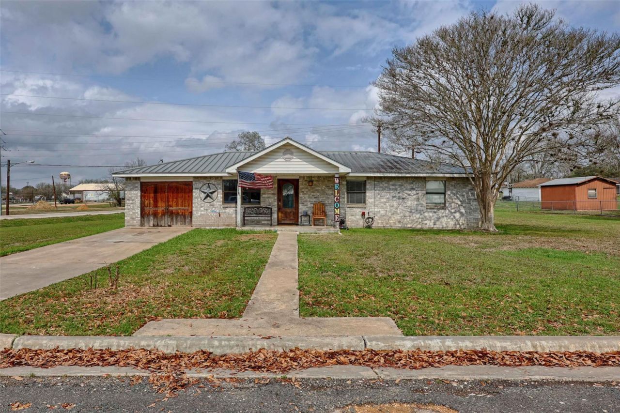 311 Klesel St, Schulenburg, TX 78956 Main Photo