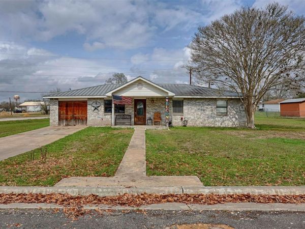 311 Klesel ST, Schulenburg, TX 78956