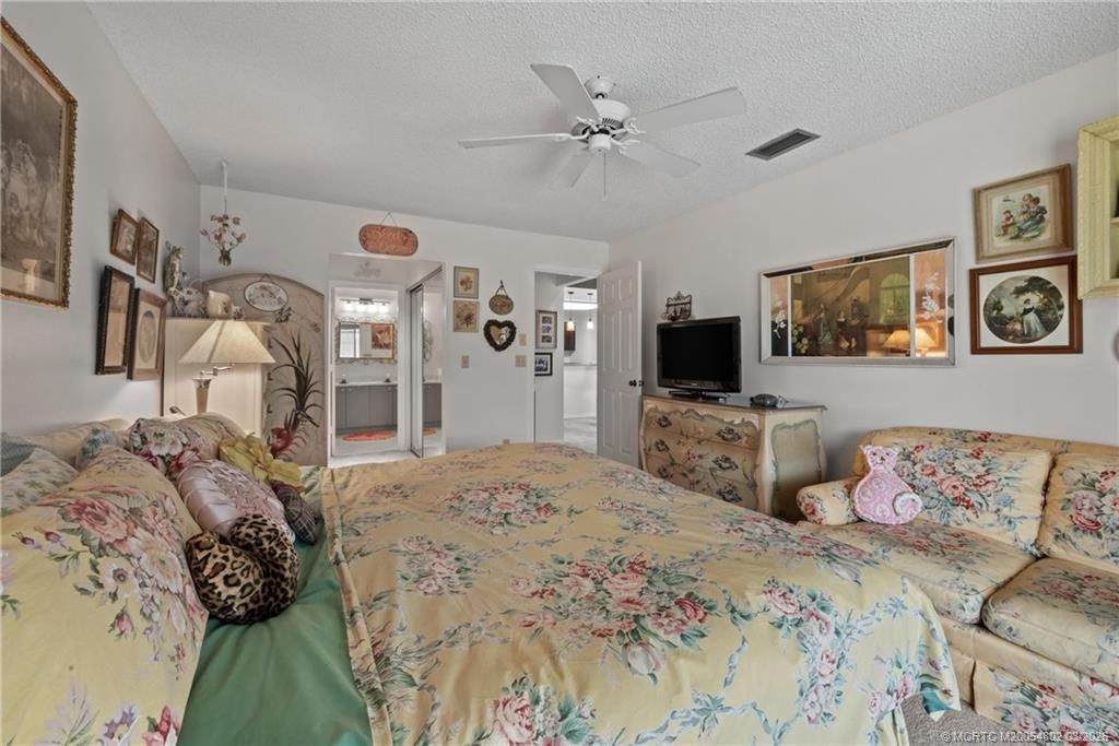 912 NE Sandalwood Place, Jensen Beach, FL 34957 Photo