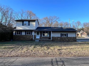 2034 E Nalone, Wixom, MI 48393