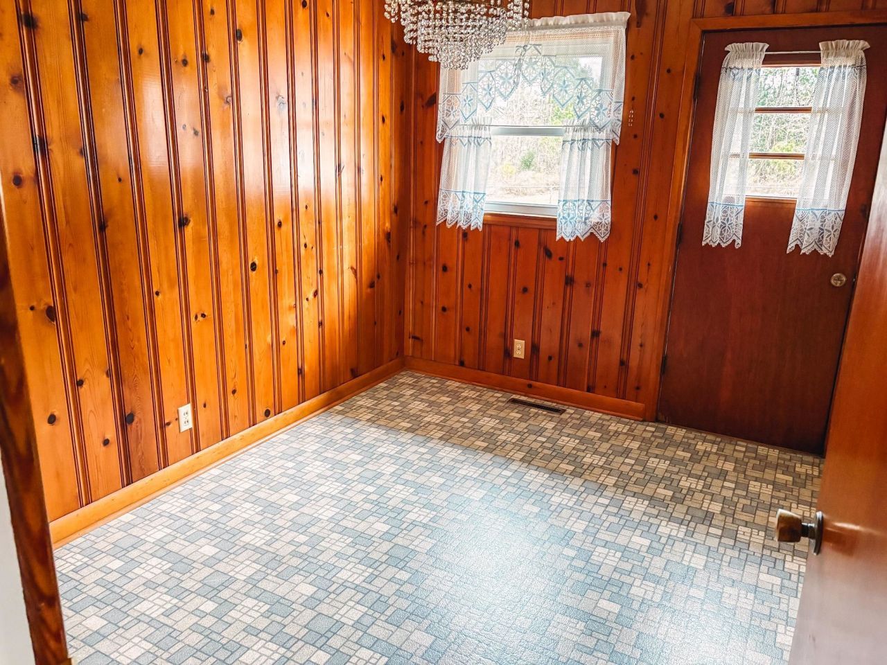 77 Towhee St. Photo 10