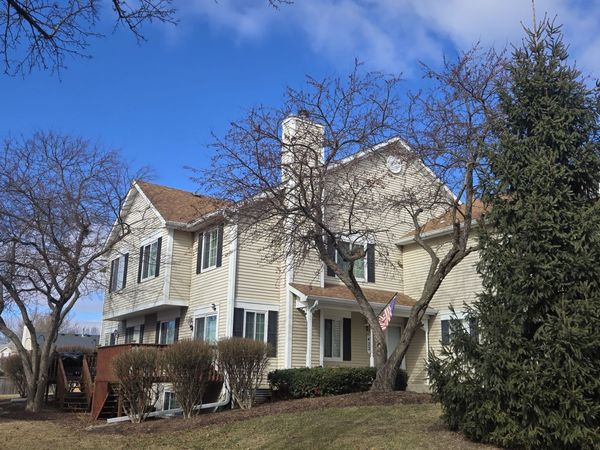 422 Sandhurst Lane , South Elgin, IL 60177