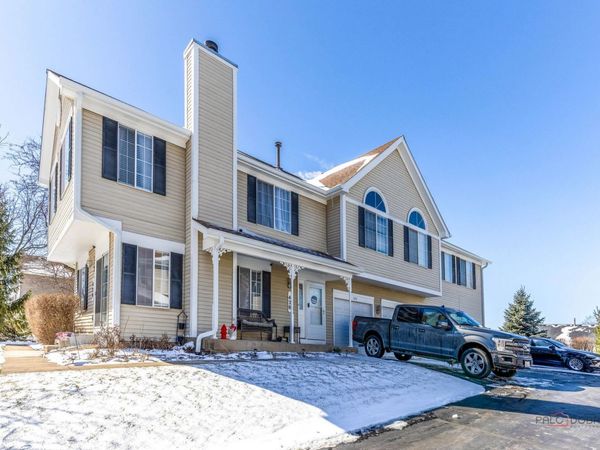 422 Sandhurst Lane, South Elgin, IL 60177