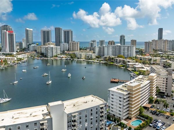 427 Golden Isles Dr, Unit 11H, Hallandale Beach, FL 33009