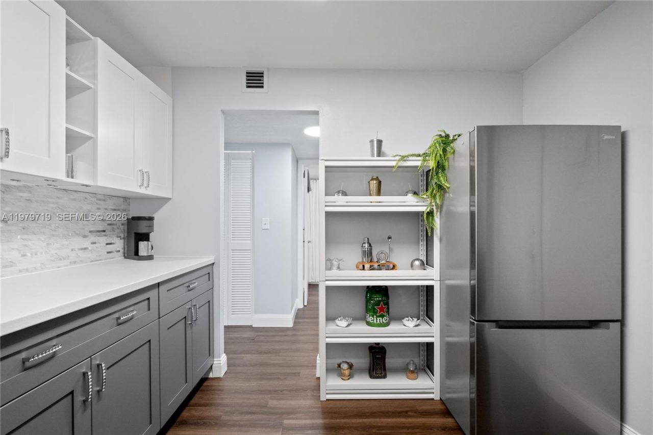 427 Golden Isles Dr, Unit 11H, Hallandale Beach, FL 33009 Photo