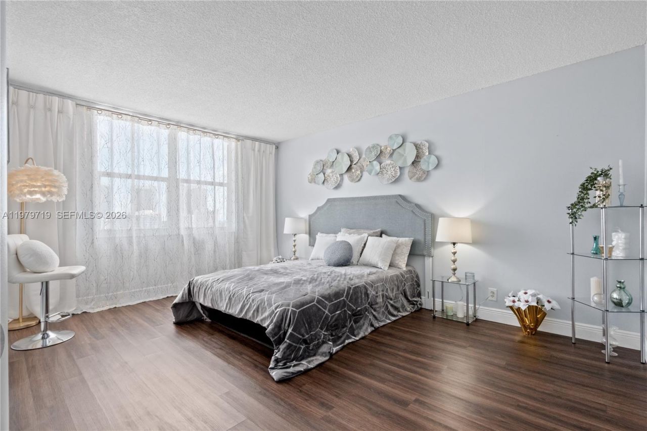 427 Golden Isles Dr, Unit 11H, Hallandale Beach, FL 33009 Photo