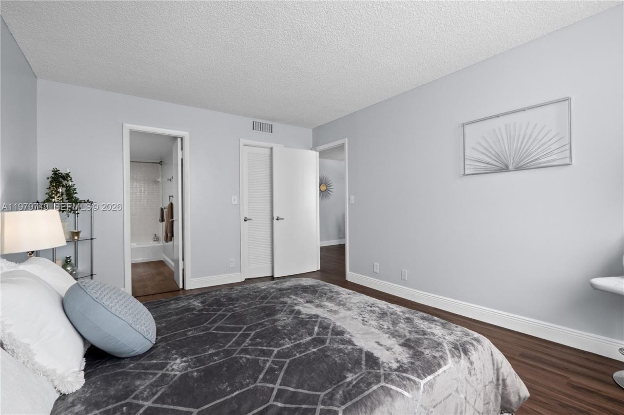 427 Golden Isles Dr, Unit 11H, Hallandale Beach, FL 33009 Photo