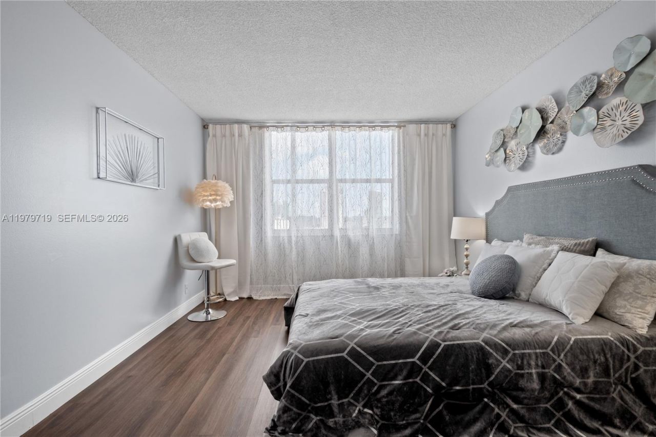 427 Golden Isles Dr, Unit 11H, Hallandale Beach, FL 33009 Photo