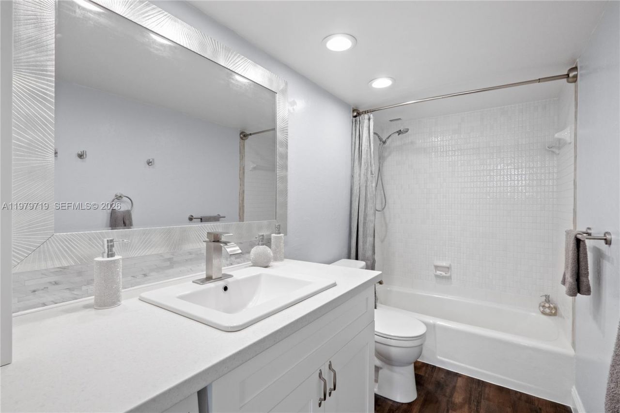 427 Golden Isles Dr, Unit 11H, Hallandale Beach, FL 33009 Photo