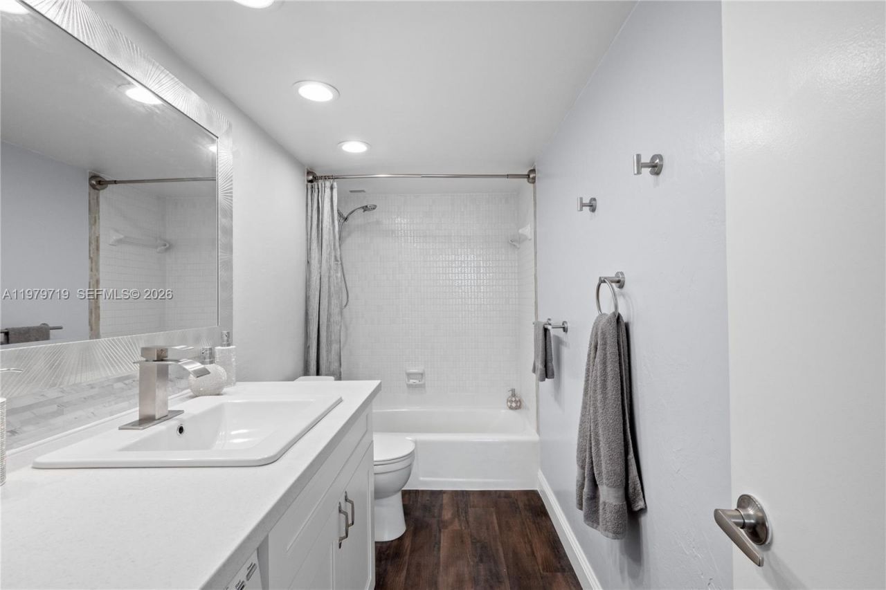 427 Golden Isles Dr, Unit 11H, Hallandale Beach, FL 33009 Photo