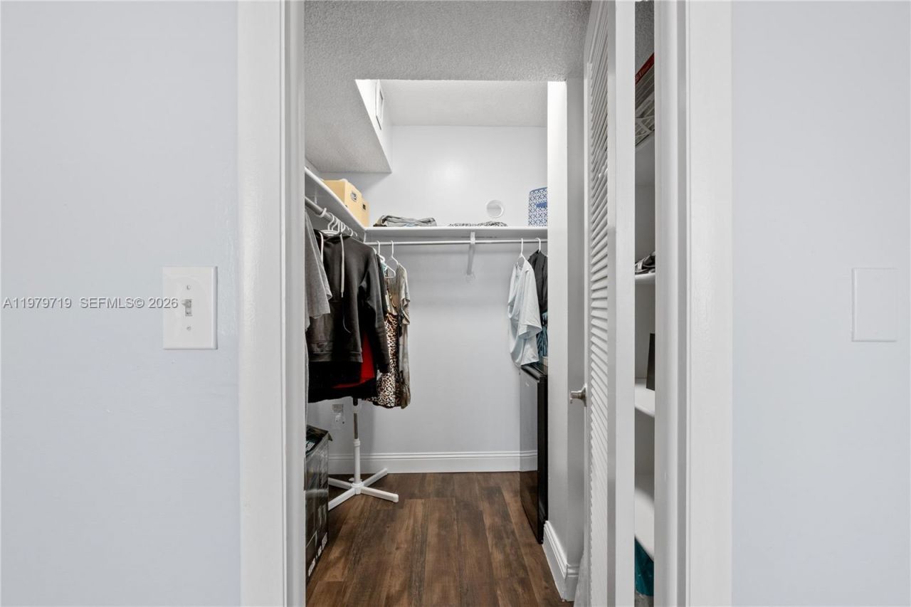 427 Golden Isles Dr, Unit 11H, Hallandale Beach, FL 33009 Photo