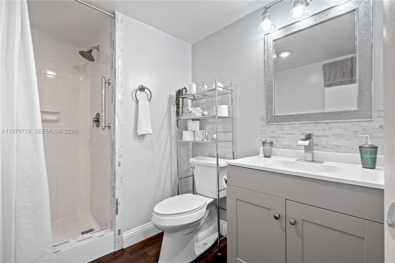 427 Golden Isles Dr, Unit 11H, Hallandale Beach, FL 33009 Photo