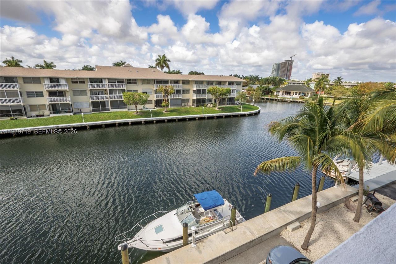 427 Golden Isles Dr, Unit 11H, Hallandale Beach, FL 33009 Photo