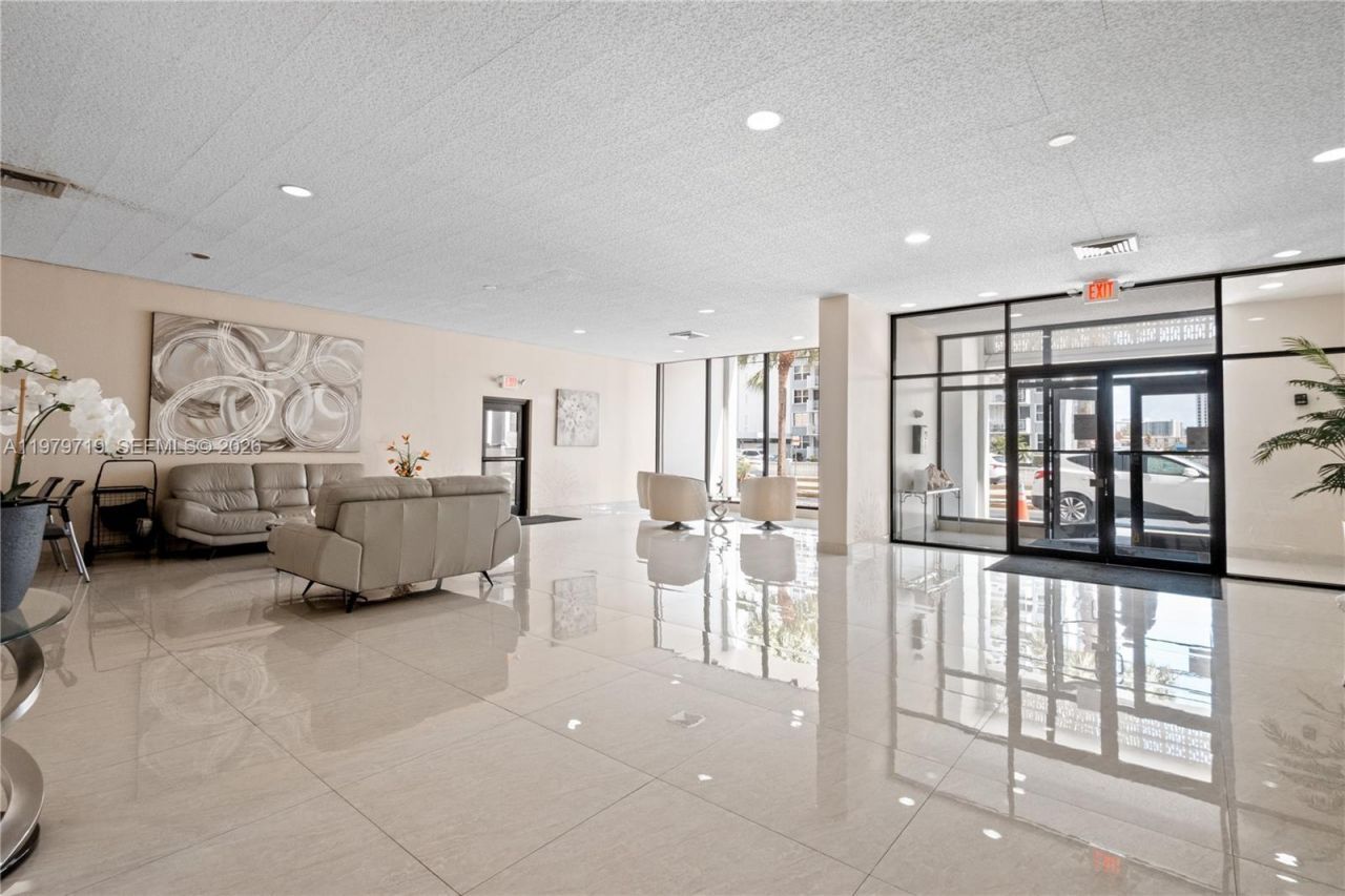 427 Golden Isles Dr, Unit 11H, Hallandale Beach, FL 33009 Photo