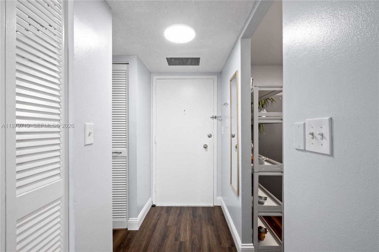 427 Golden Isles Dr, Unit 11H, Hallandale Beach, FL 33009 Photo