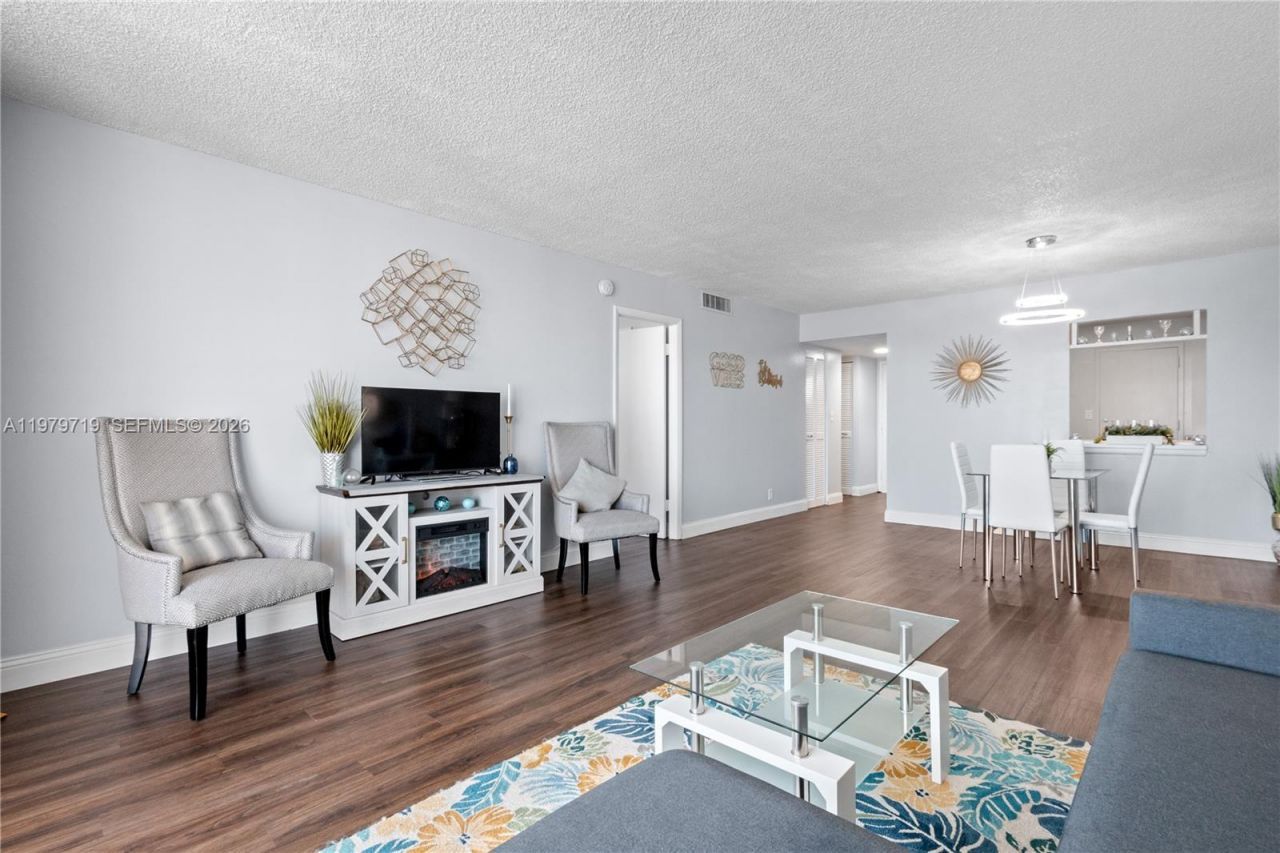 427 Golden Isles Dr, Unit 11H, Hallandale Beach, FL 33009 Photo