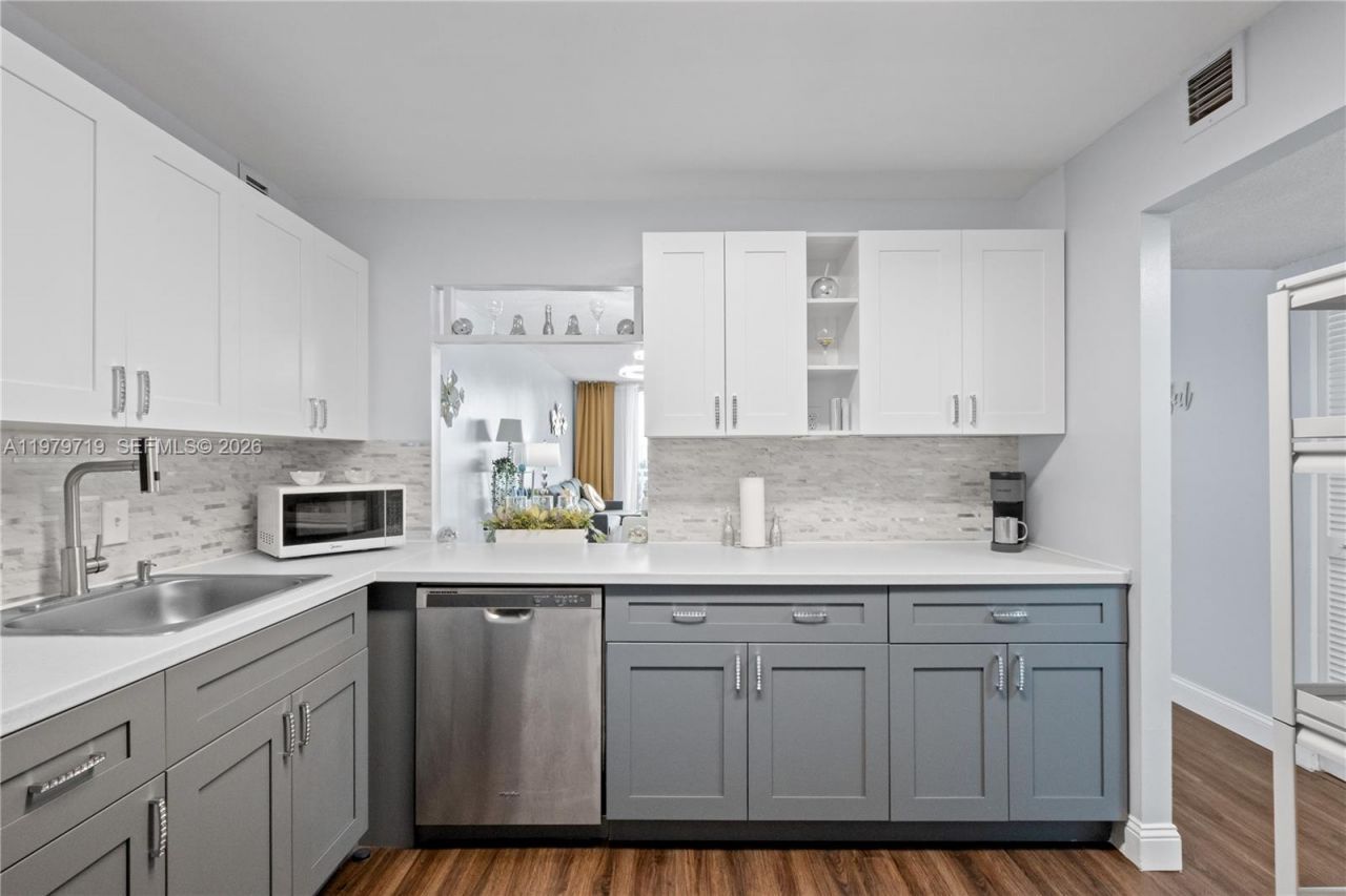 427 Golden Isles Dr, Unit 11H, Hallandale Beach, FL 33009 Photo