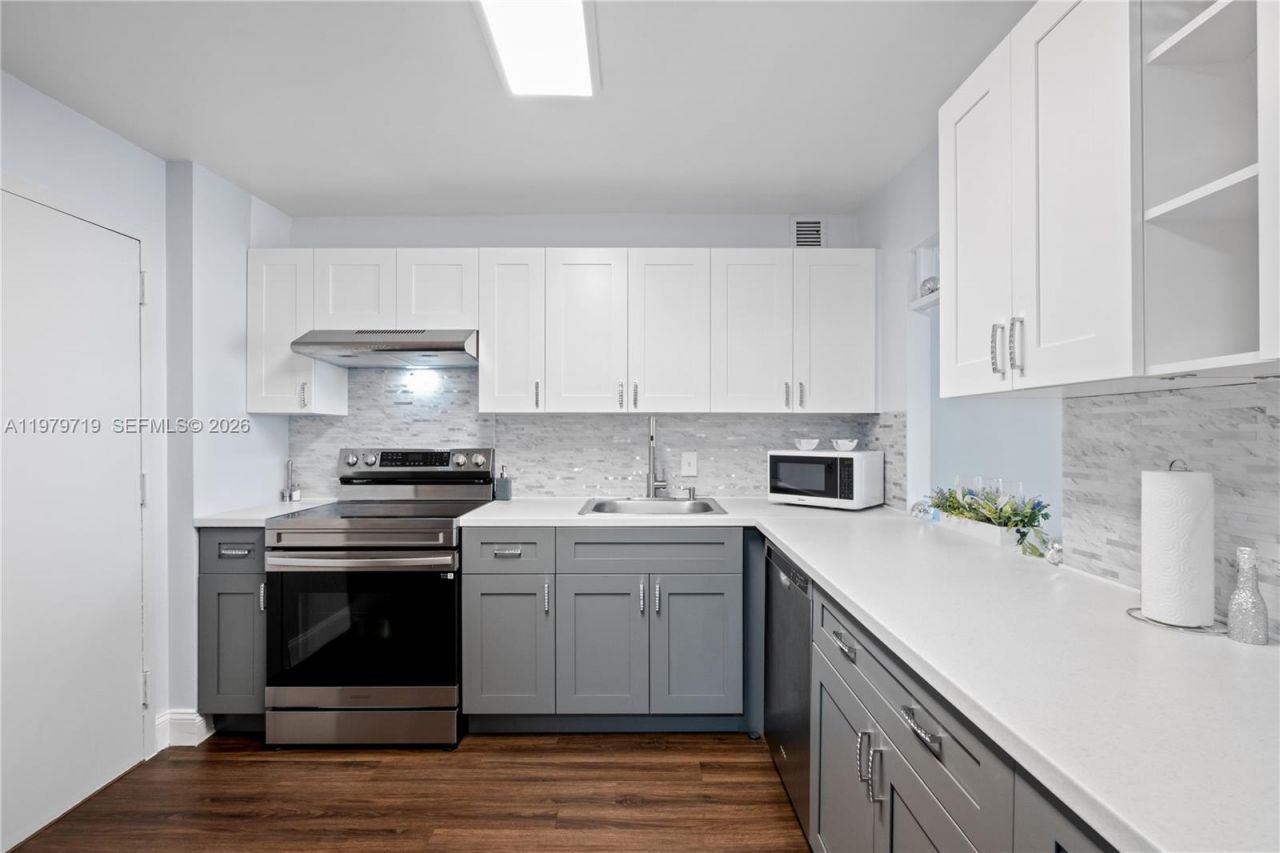 427 Golden Isles Dr, Unit 11H, Hallandale Beach, FL 33009 Photo