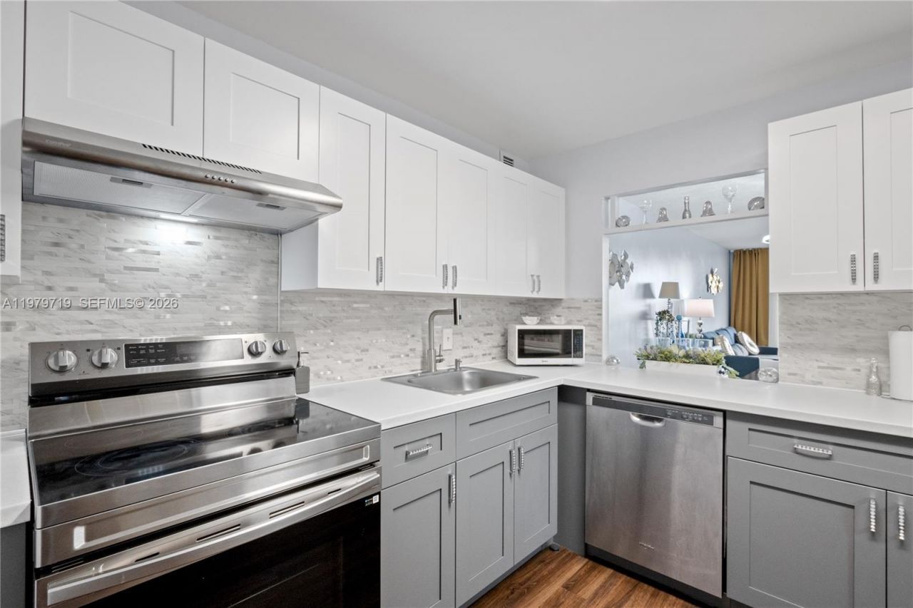 427 Golden Isles Dr, Unit 11H, Hallandale Beach, FL 33009 Photo