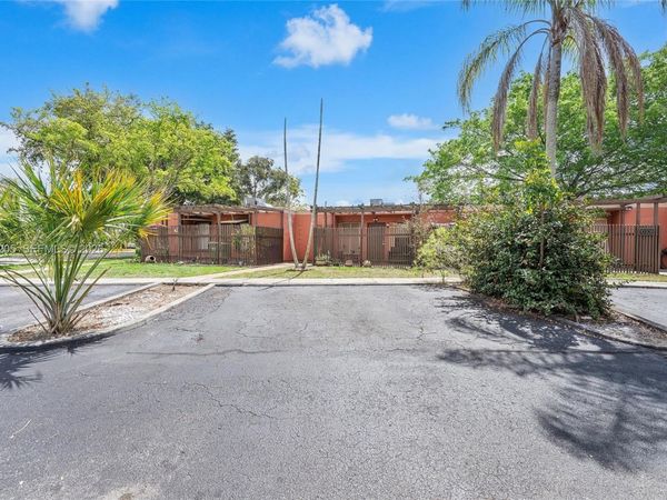 10304 Fairway Rd , Pembroke Pines, FL 33026