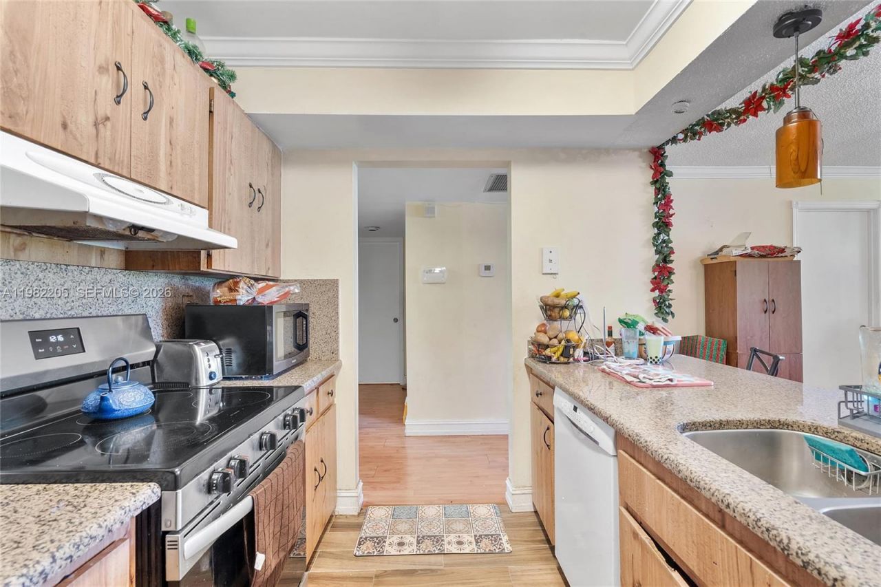 10304 Fairway Rd , Pembroke Pines, FL 33026 Photo