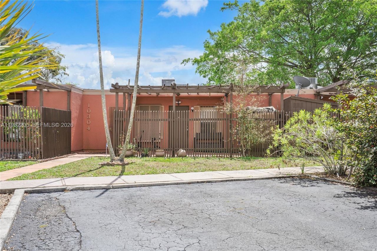 10304 Fairway Rd , Pembroke Pines, FL 33026 Photo