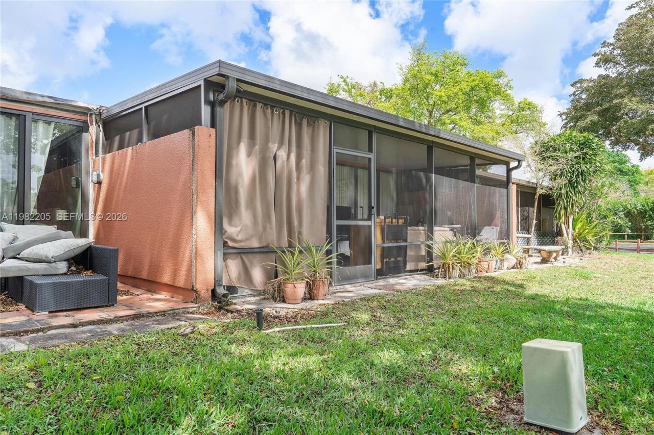 10304 Fairway Rd , Pembroke Pines, FL 33026 Photo