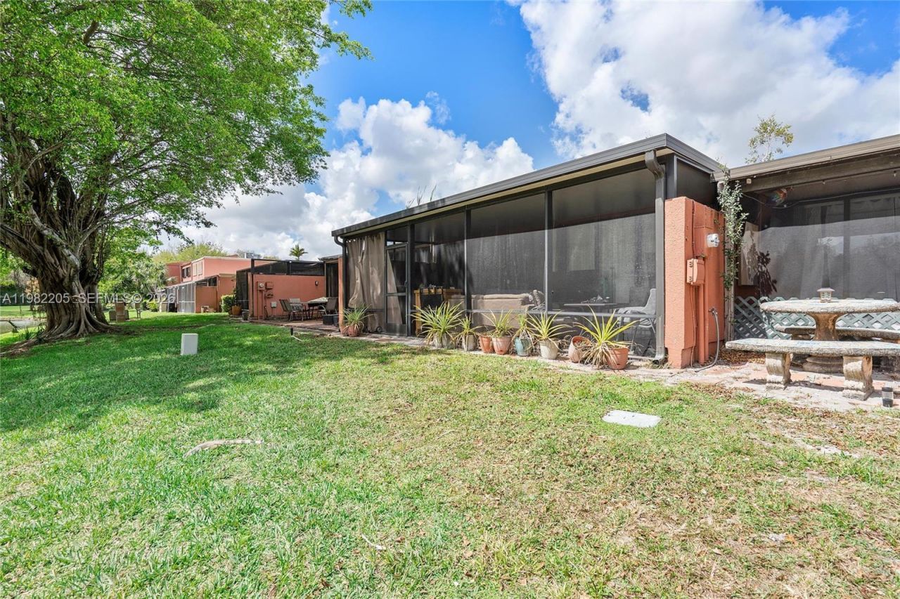 10304 Fairway Rd , Pembroke Pines, FL 33026 Photo