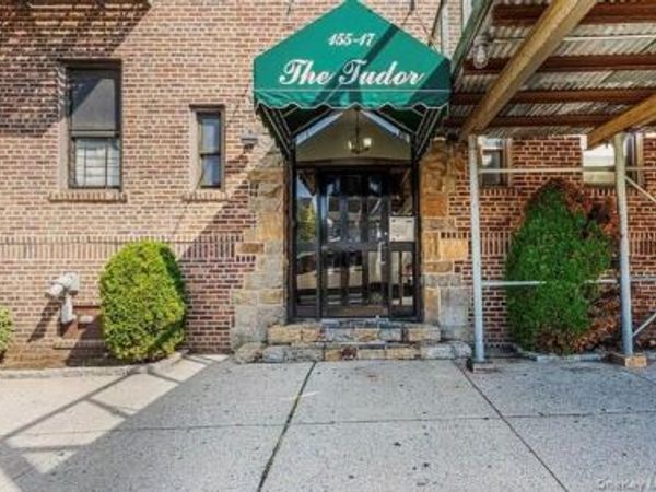 15517 Sanford Avenue, Unit 2E, Flushing, NY 11355