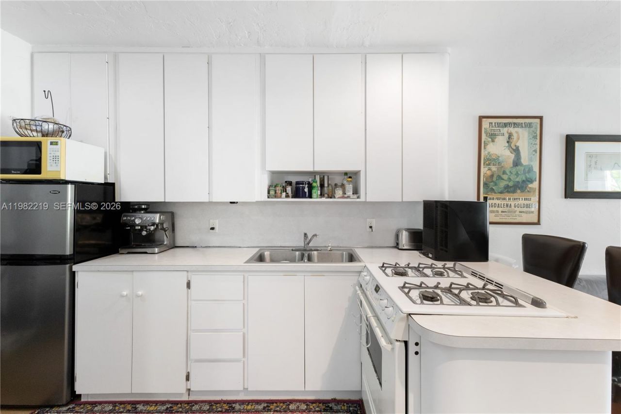 2445 Lake Pancoast Dr , Unit J, Miami Beach, FL 33140 Photo