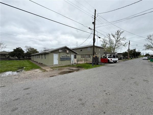 321-325 S BENGAL Road, River Ridge, LA 70123