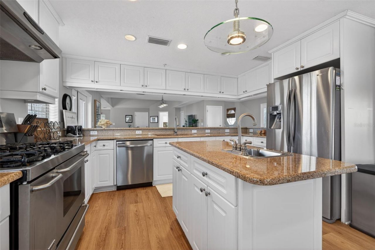 1902 Arrowhead Drive Ne, Saint Petersburg, FL 33703 Photo