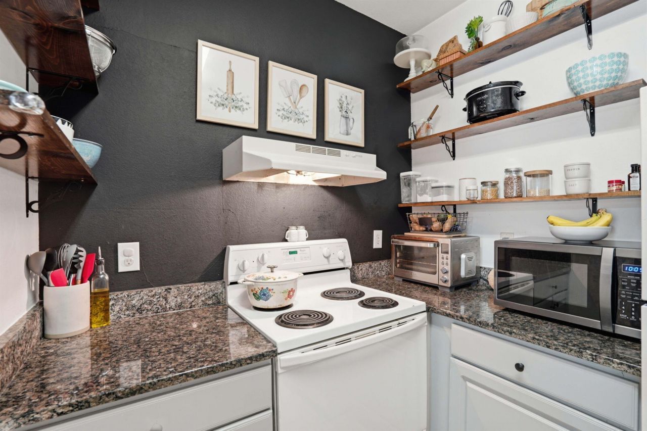 60 Fenwick Hall Allee Alley Photo 10