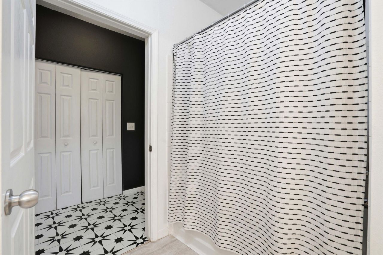 60 Fenwick Hall Allee Alley Photo 14