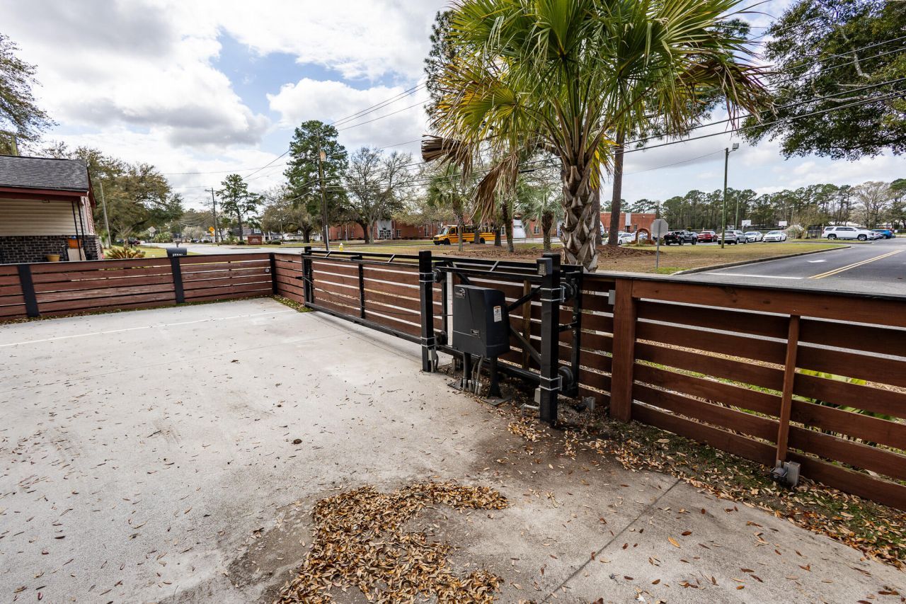 2647 Bonds Avenue Photo 10