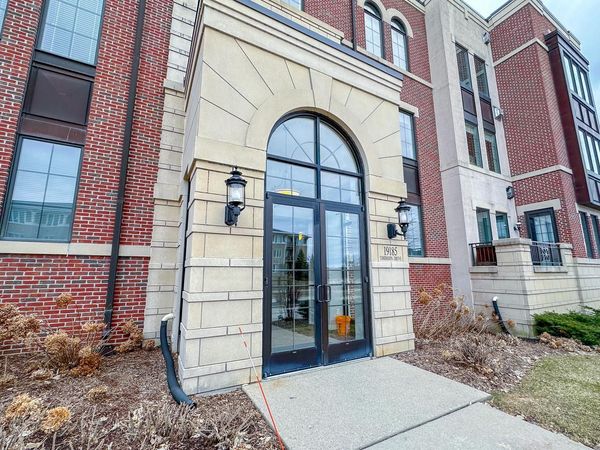 19185 Thomson DRIVE, Unit 204, Brookfield, WI 53045