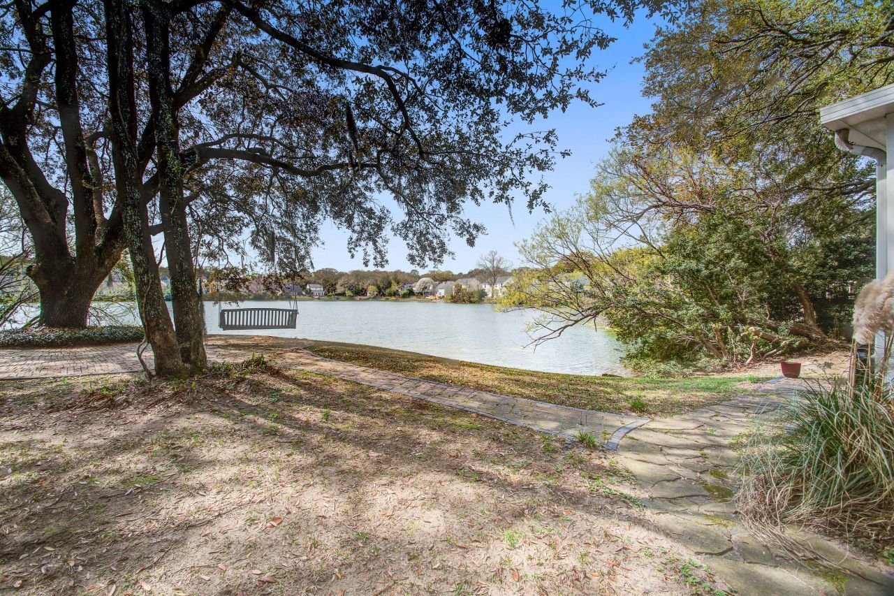 1390 Crystal Shore Court Photo 32