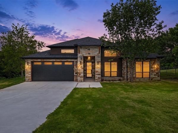 210 Knob Hill Drive, Granbury, TX 76048