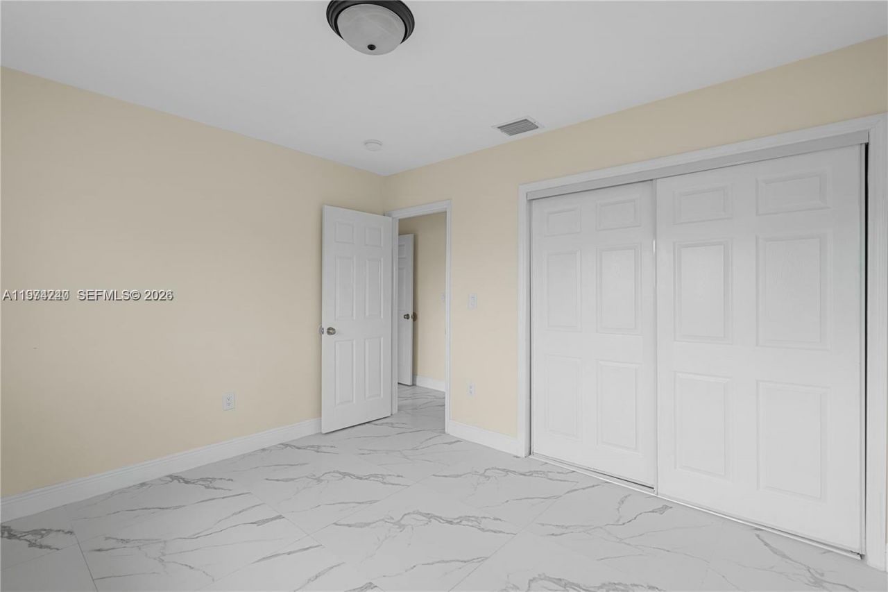 10700 SW 70th St , Miami, FL 33173 Photo