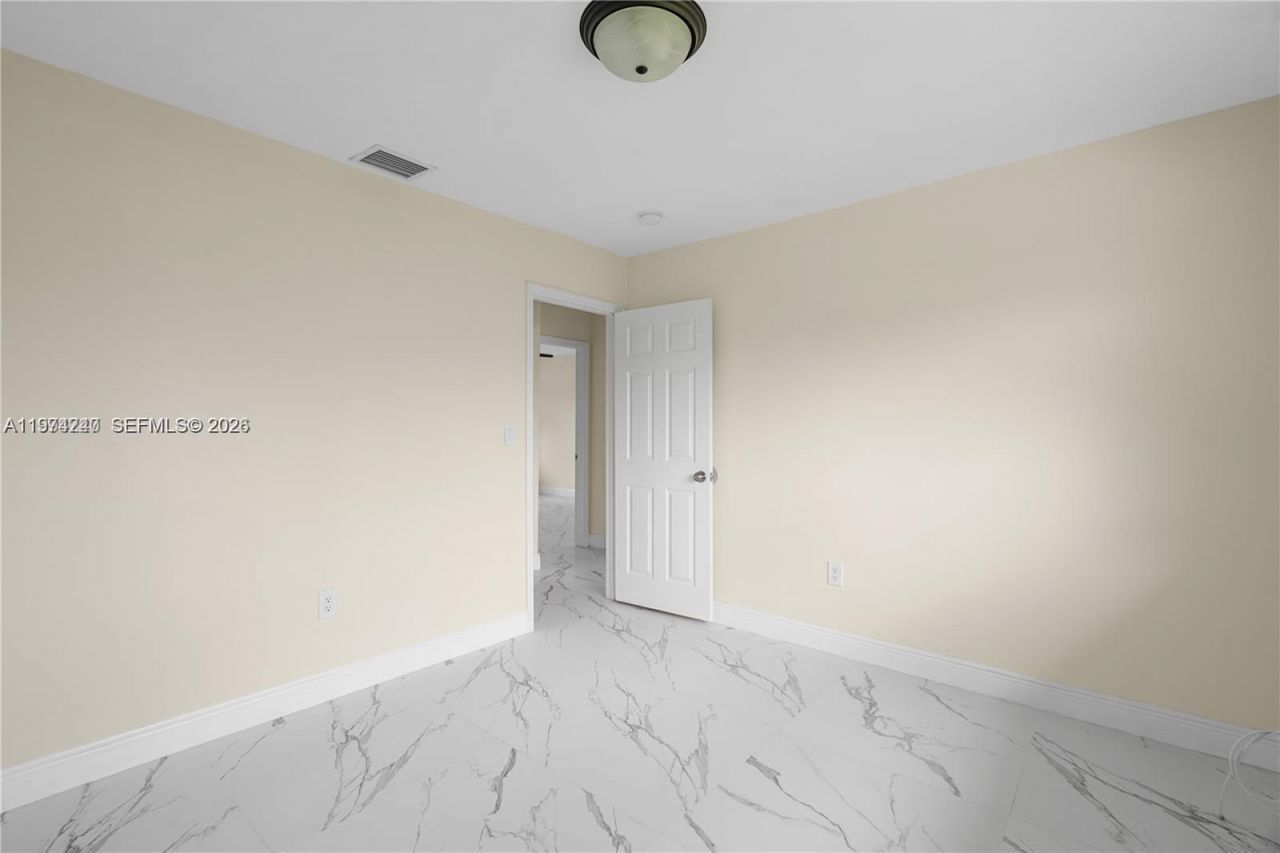 10700 SW 70th St , Miami, FL 33173 Photo