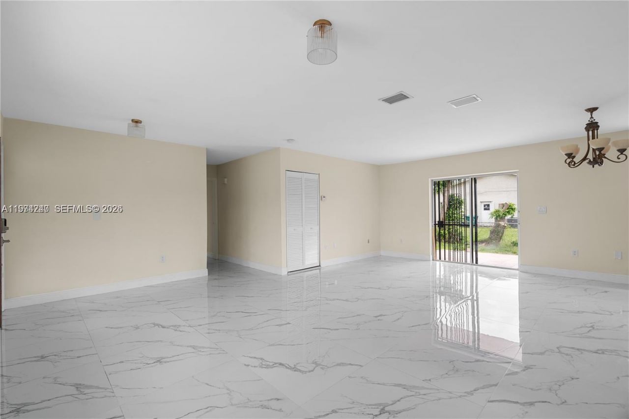 10700 SW 70th St , Miami, FL 33173 Photo