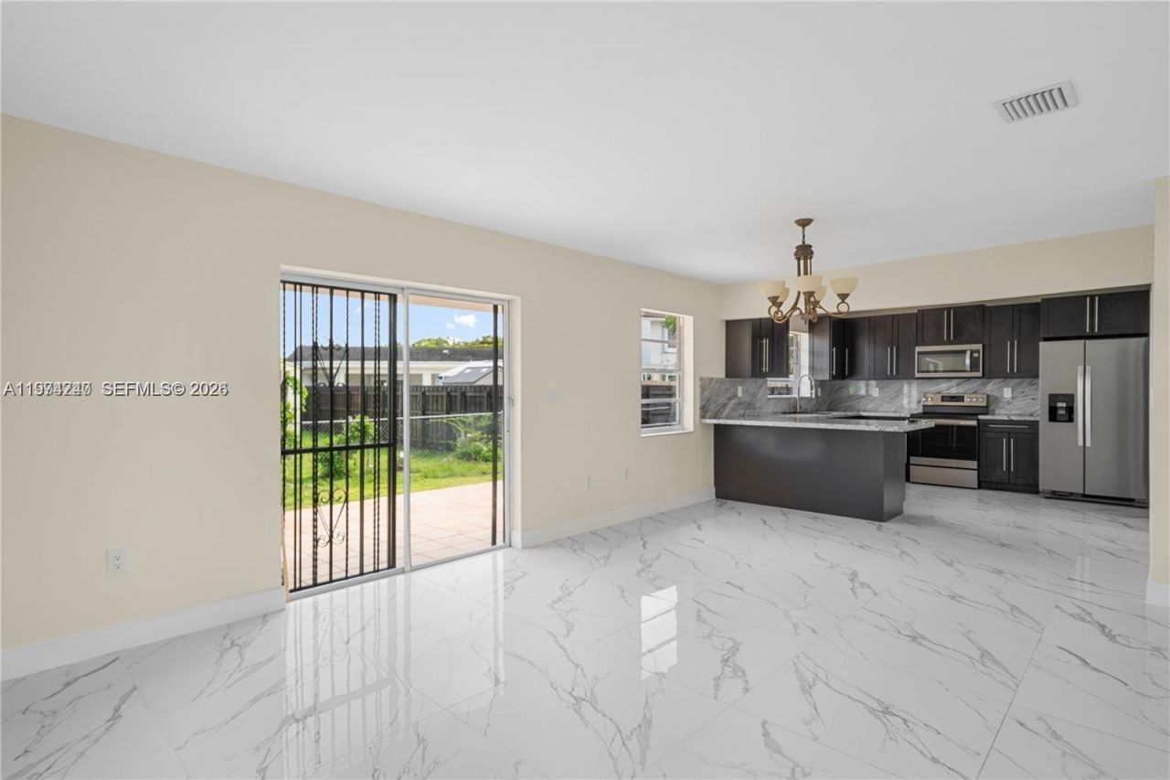 10700 SW 70th St , Miami, FL 33173 Photo