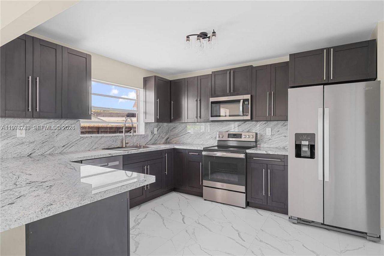 10700 SW 70th St , Miami, FL 33173 Photo