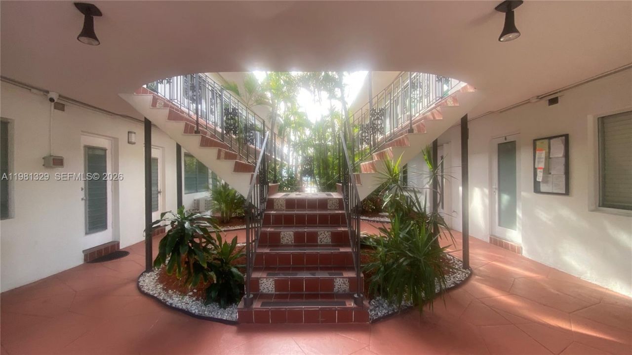8040 Tatum Waterway Dr, Unit 5, Miami Beach, FL 33141 Photo