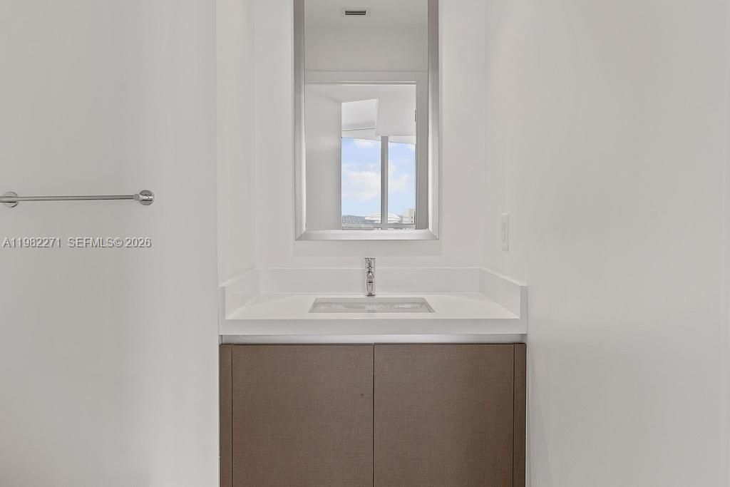 851 NE 1st Ave , Unit 2102, Miami, FL 33132 Photo