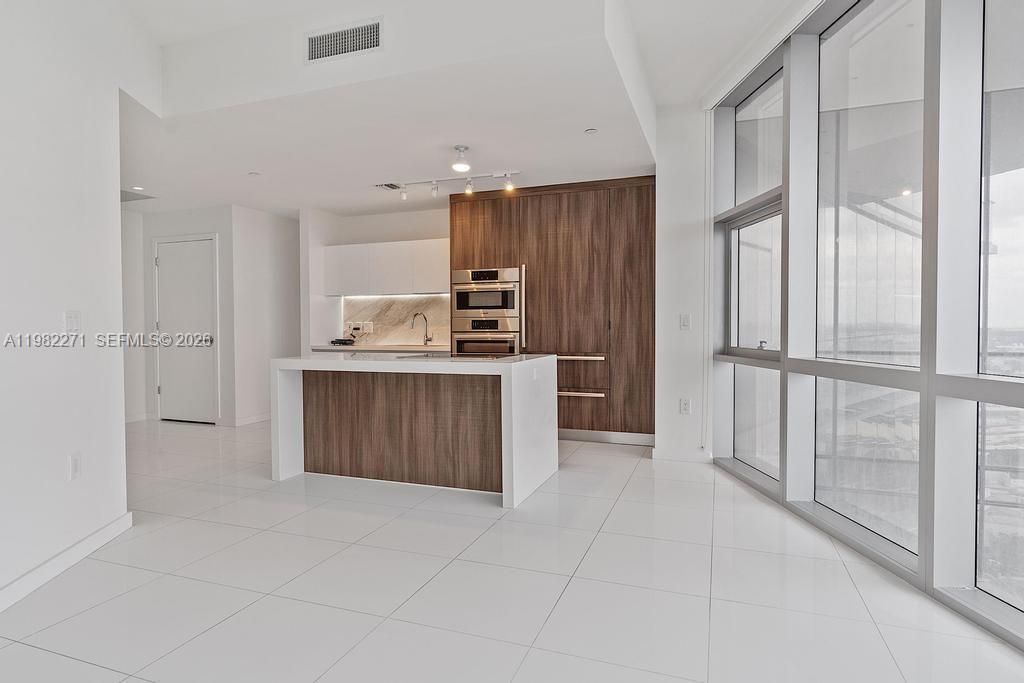 851 NE 1st Ave , Unit 2102, Miami, FL 33132 Photo