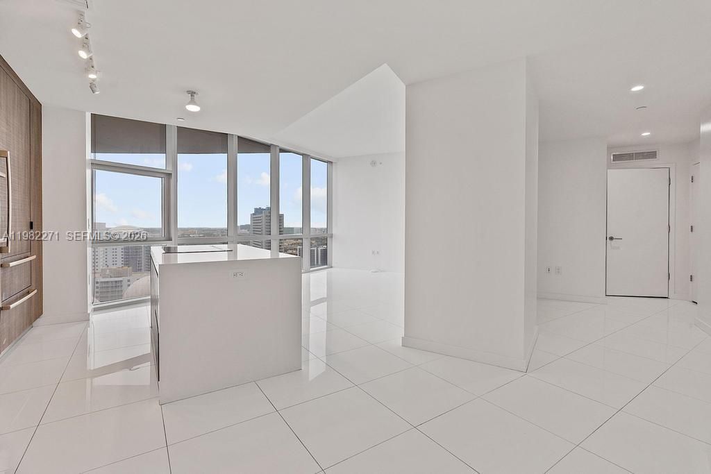 851 NE 1st Ave , Unit 2102, Miami, FL 33132 Photo