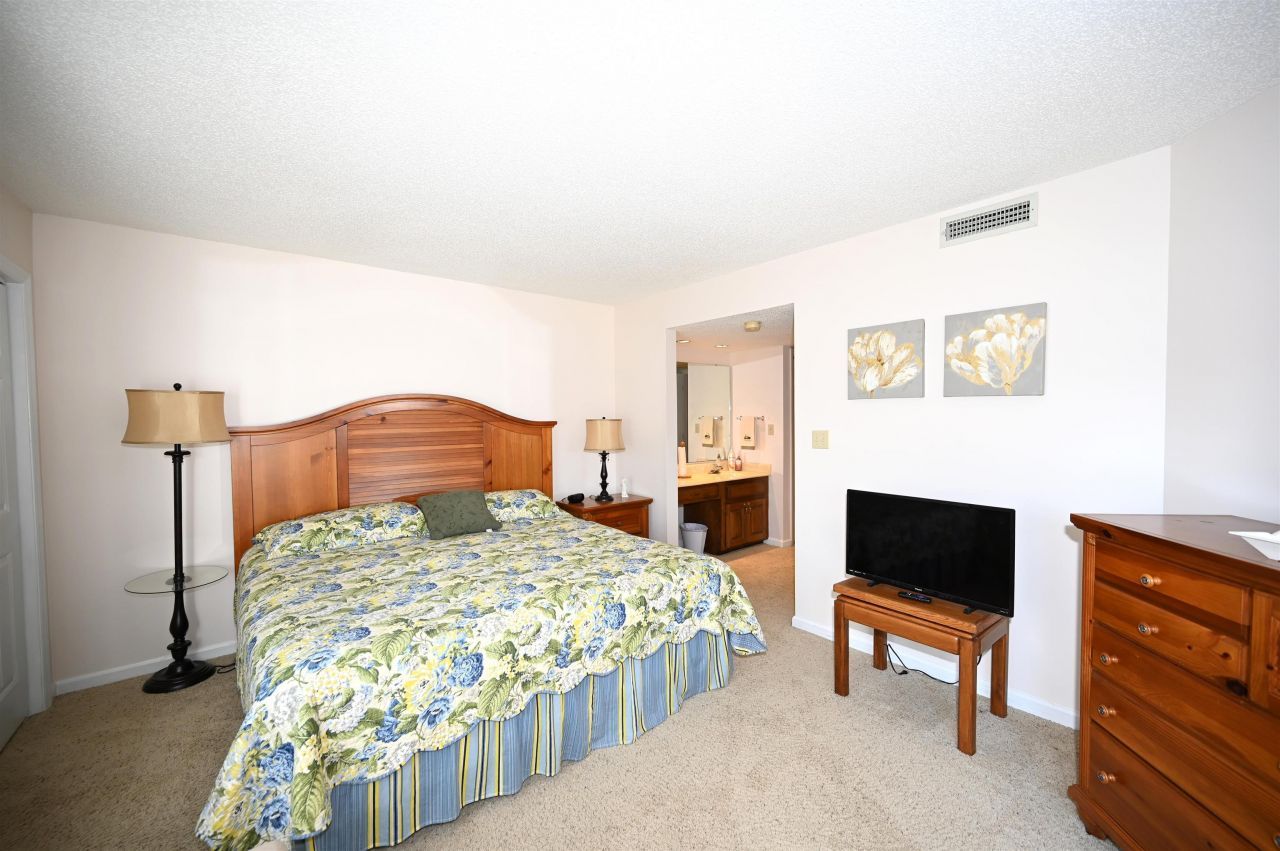 4290 Pinehurst Circle  Photo 12